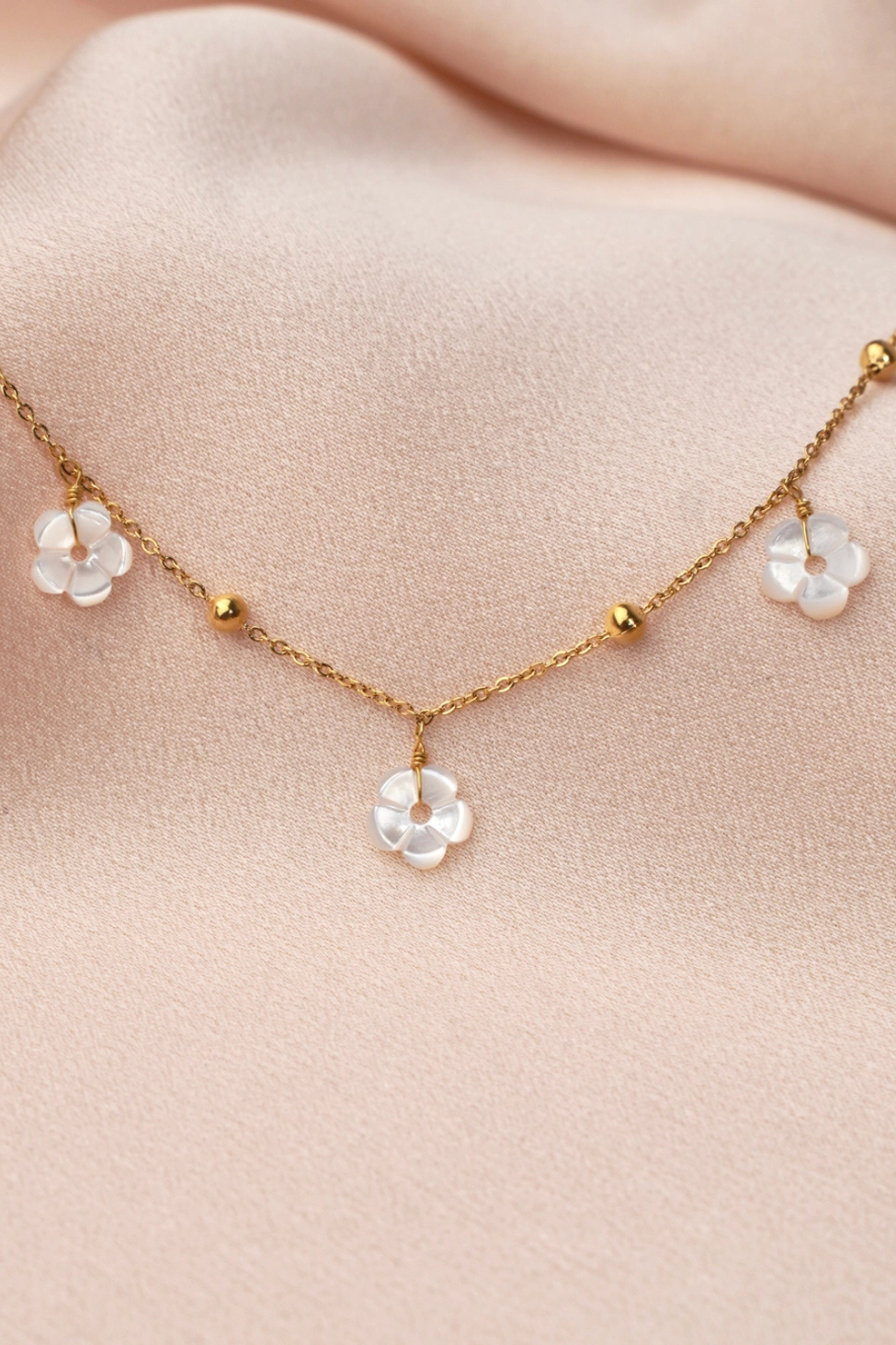 "Coco" Collier en acier inoxydable avec pendentif trois fleurs en nacre