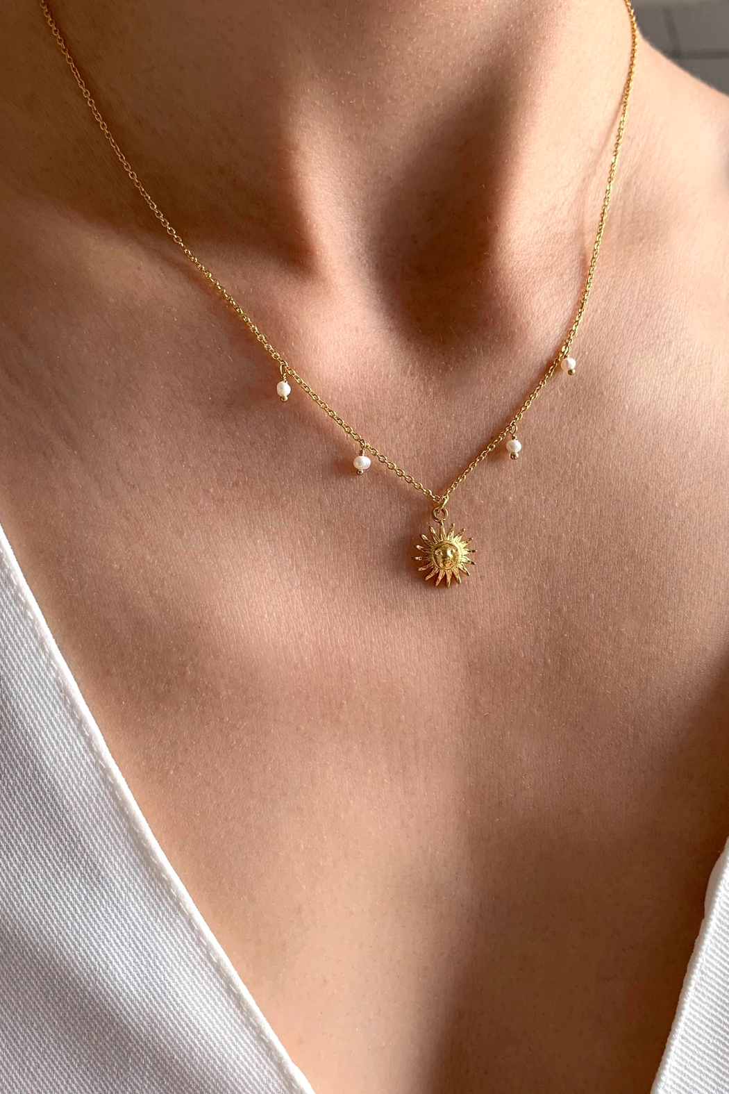 "Elio" Collier fin avec pendentif soleil et perles d’eau douce