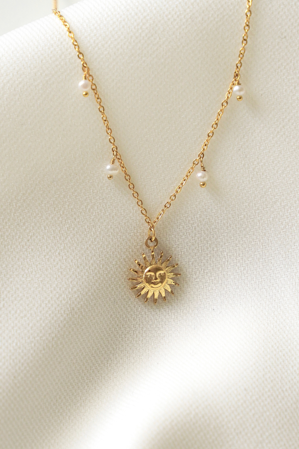 "Elio" Collier fin avec pendentif soleil et perles d’eau douce